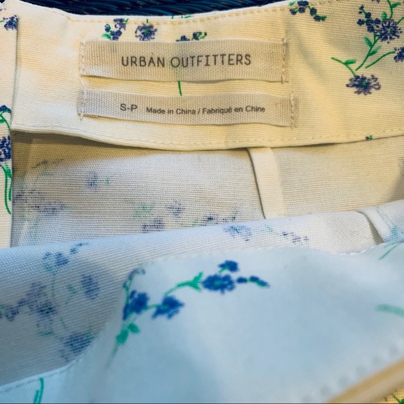 Urban Outfitters • Retro Floral Mini Skirt - Picture 10 of 11